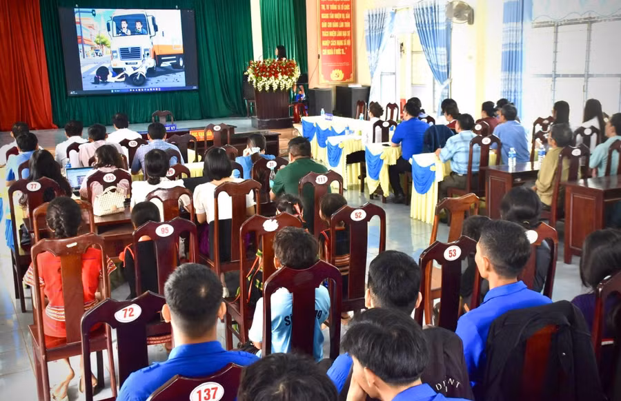 phien-toa-tai-hien-tinh-huong-gia-dinh-ve-vu-an-vi-pham-quy-dinh-ve-tham-gia-giao-thong-duong-bo-thu-hut-dong-dao-doan-vien-thanh-nien-va-nguoi-dan-tham-gia.jpg