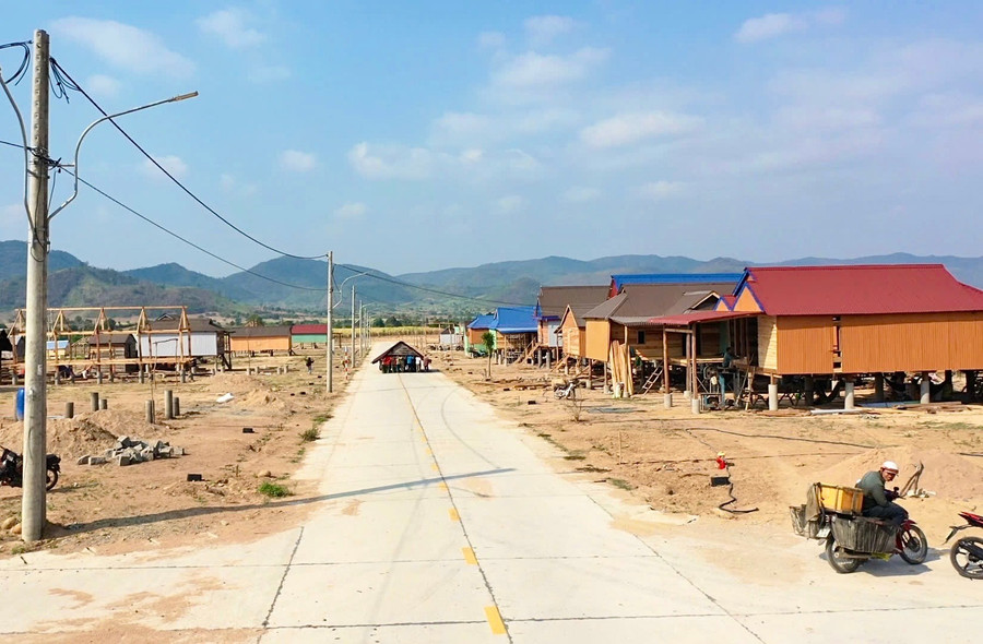 Khu tái định cư buôn Ma Gia (xã Phú Túc) được quy hoạch bằng phẳng, có hệ thống giao thông nội thôn, điện chiếu sáng, nước sinh hoạt đến từng hộ. Ảnh: Ngô Thu khu-tai-dinh-cu.jpg