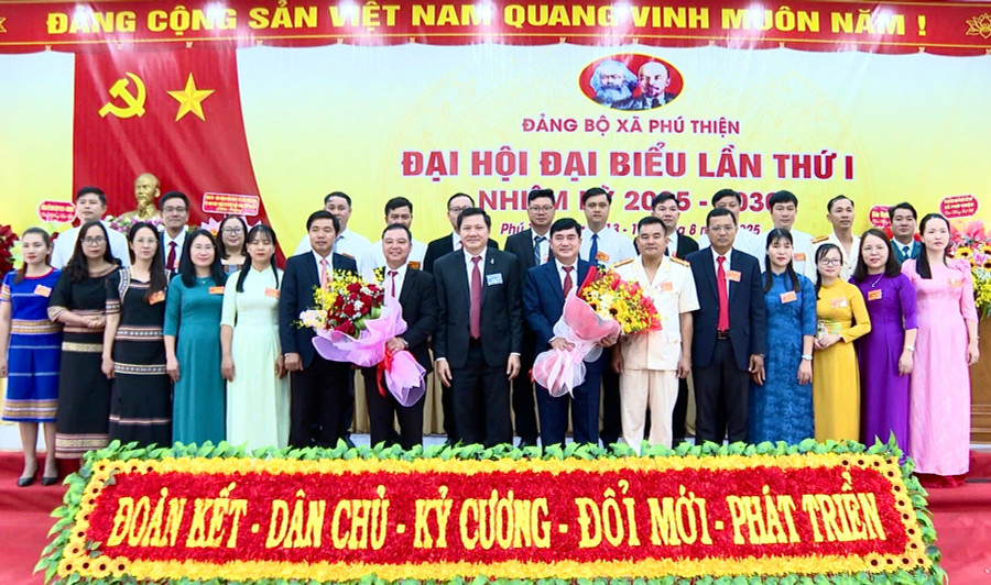 Ban Chấp hành Đảng bộ xã Phú Thiện nhiệm kỳ 2025-2030 ra mắt tại Đại hội. Ảnh: Ngọc Sang ra-mat-bch-phu-thien.jpg