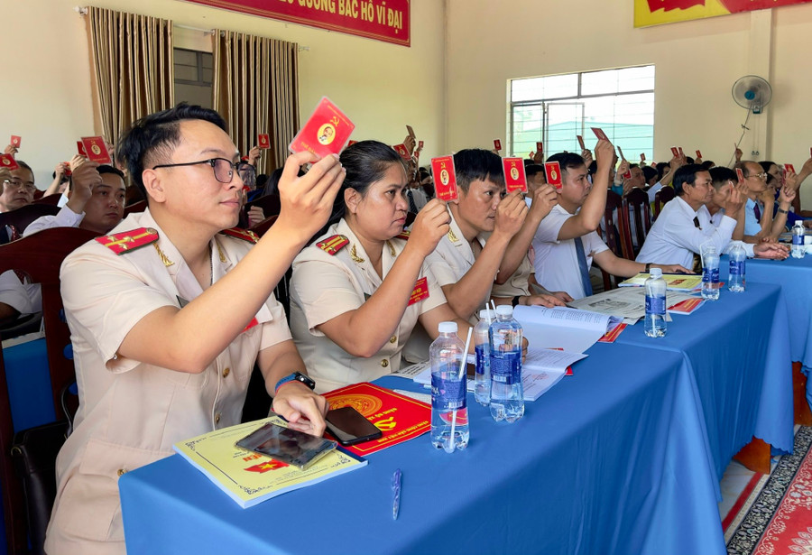 Các đại biểu biểu quyết thông qua Nghị quyết Đại hội. Ảnh: Minh Phương bau-can-3.jpg