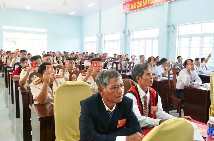 Các đại biểu biểu quyết thông qua các chỉ tiêu, nhiệm vụ của Nghị quyết Đại hội Đảng bộ xã Sró lần thứ I, nhiệm kỳ 2025-2030. Ảnh: Minh Phương bieu-quyet.jpg