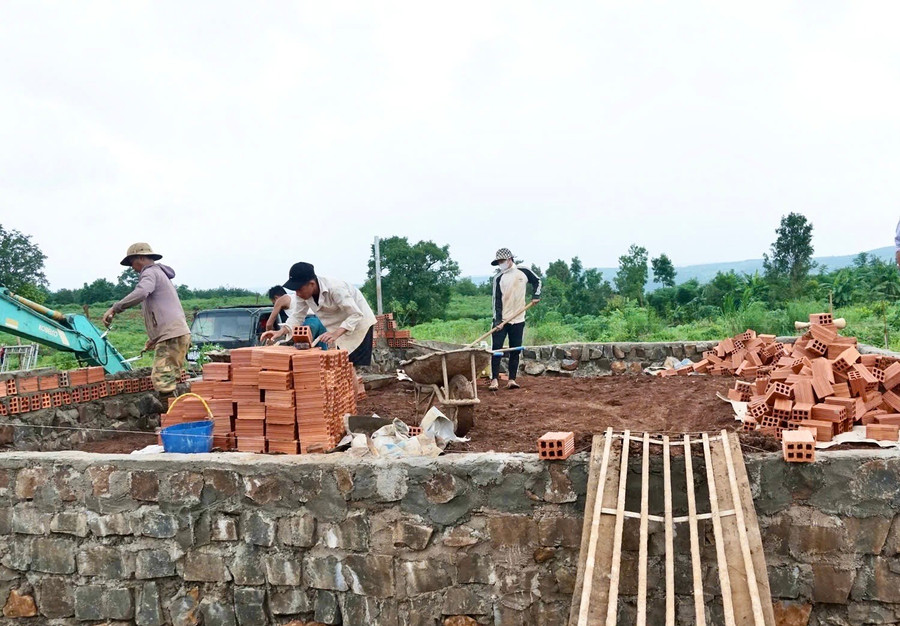 Những ngôi nhà khang trang đang dần hoàn thiện, mang theo hy vọng về cuộc sống ổn định, bền vững của người dân ở các khu tái định cư. Ảnh: Minh Phương xay-nha.jpg