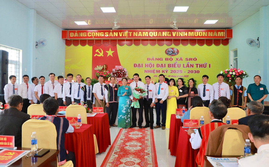Ban Chấp hành Đảng bộ xã Sró nhiệm kỳ 2025-2030 ra mắt Đại hội. Ảnh: Minh Phương ban-chap-hanh-dang-bo-xa-sro-nhiem-ky-2025-2030-ra-mat-dai-hoi.jpg