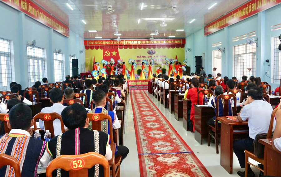 Các tiết mục văn nghệ chào mừng Đại hội đại biểu Đảng bộ xã Sró lần thứ I, nhiệm kỳ 2025-2030. Ảnh: Minh Phương van-nghe.jpg