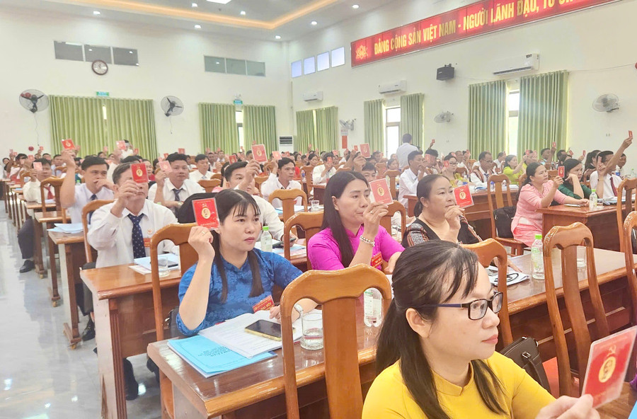 Các đại biểu biểu quyết thông qua chỉ tiêu, nhiệm vụ chủ yếu của nhiệm kỳ 2025-2030. Ảnh: Ngọc Sang bieu-quyet-thong-qua.jpg