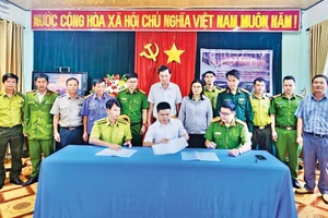 Vườn Quốc gia Kon Ka Kinh, Hạt Kiểm lâm và Công an huyện Kbang ký kết quy chế phối hợp trong công tác quản lý, bảo vệ rừng. Ảnh: M.P