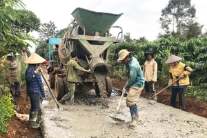 Người dân làng Mrông Yố 1 (xã Ia Ka, huyện Chư Păh) tham gia làm đường giao thông. Ảnh: Nguyễn Hồng