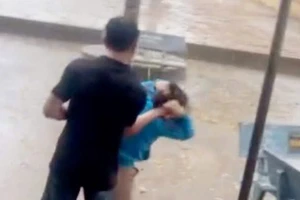 Phụ huynh xông vào trường đánh cô giáo, bắt đứng dưới mưa