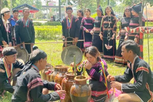 Các lễ thức, phong tục truyền thống mang ý nghĩa tốt đẹp, nhân văn nên được khuyến khích phục dựng, tổ chức rộng rãi. Ảnh: P.D