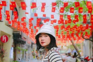 Giới trẻ nô nức check-in các địa điểm rực rỡ cờ hoa dịp 30/4