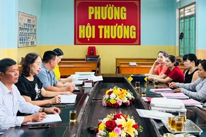 Cán bộ Hội Nông dân phường Hội Thương thông tin về nguồn vốn vay phát triển kinh tế cho hội viên. Ảnh: P.L