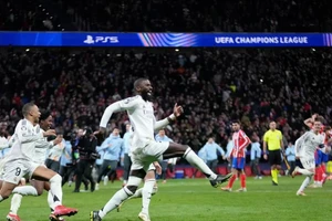 Real Madrid vào tứ kết Champions League sau loạt luân lưu may rủi