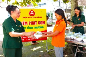 Dù đang mắc bệnh hiểm nghèo nhưng bà Đinh Thị Lý (bìa trái) vẫn tích cực tham gia công tác thiện nguyện. Ảnh: N.M