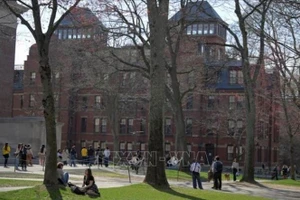 Tổng thống Mỹ ký sắc lệnh hạn chế cấp visa cho sinh viên quốc tế đến Đại học Harvard