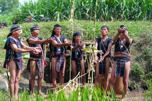 Làng Kgiang (xã Kông Lơng Khơng, huyện Kbang)phục dựng lễ cúng bến nước. Ảnh: M.C