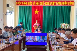 Đồng chí Phó Chủ tịch UBND tỉnh Nguyễn Tuấn Anh chủ trì làm việc tại Phòng họp A- UBND huyện Ia Pa. Ảnh: M.L