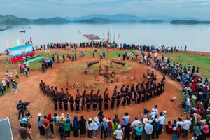 Hội đua thuyền độc mộc trên sông Pô Cô tranh cúp A Sanh diễn ra vô cùng hấp dẫn. Ảnh: PHẠM QUÝ