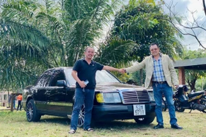 Ông Huỳnh Đăng Quang (bìa phải) và ông Lê Duy Bình bên chiếc Mercedes Benz W124 (ảnh nhân vật cung cấp).