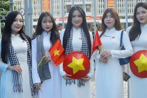 Cận kề 30.4, dòng người tranh thủ check-in với những view '50 năm mới có 1 lần'