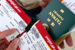 Vụ nữ du khách bị xé thẻ lên máy bay: Đình chỉ công tác cán bộ công an cửa khẩu
