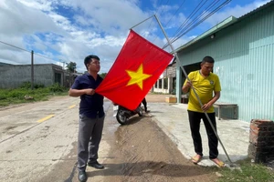 Hội Cựu chiến binh xã Ia Kdăm vận động người dân chung tay thực hiện mô hình “Đường cờ Tổ quốc”. Ảnh: V.C