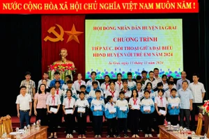 Thường trực HĐND huyện bổng cho học sinh vượt khó, học giỏi. Ảnh: Minh Thoan