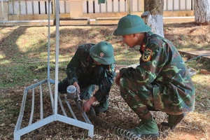 Cán bộ, chiến sĩ Trung đoàn 48 làm mô hình học cụ tham gia Hội thi công tác chuẩn bị huấn luyện năm 2025. Ảnh: T.D