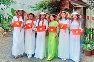Giới trẻ nô nức check-in quán cà phê rực rỡ cờ đỏ sao vàng