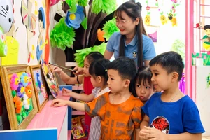 Tận dụng phế liệu làm đồ dùng học tập cho trẻ 