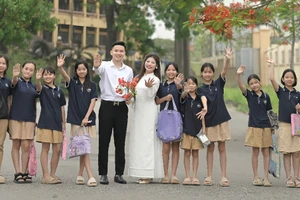 Cặp đôi chụp ảnh cưới ở trường học cùng với học sinh 'gây sốt'