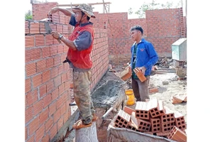 Cán bộ Đoàn tiên phong xóa nhà tạm, nhà dột nát