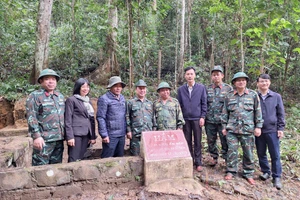 Ủy viên Ban Chấp hành Trung ương Đảng, Bí thư Tỉnh ủy, Chủ tịch HĐND tỉnh Hồ Văn Niên (thứ 3 từ trái sang) và các đồng chí trong đoàn công tác tham quan điểm di tích thuộc Khu căn cứ chiến đấu của Tỉnh đội tại xã Krong, huyện Kbang. Ảnh: Đ.T