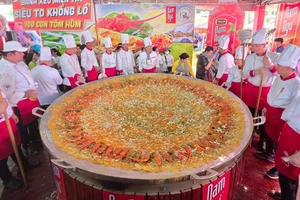 Du khách hào hứng thưởng thức bánh xèo khổng lồ có nhân 100 con tôm hùm