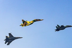 Mãn nhãn cảnh tiêm kích Su-30MK2 nhào lộn trên bầu trời Hà Nội