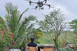 Nông dân ứng dụng drone