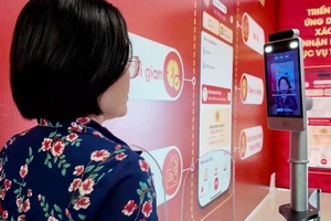 Lần đầu tiên làm thủ tục bay không cần giấy tờ