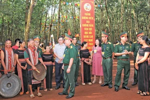 Lãnh đạo Binh đoàn 15 và Công ty 74 động viên công nhân trước Hội thi thợ giỏi khai thác mủ cao su năm 2024. Ảnh: T.D