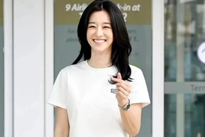 'Điên nữ' Seo Ye Ji đến Đà Nẵng, khoe quà fan Việt tặng