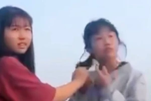 Nữ sinh lớp 8 bị đánh hội đồng, quay clip tung lên mạng