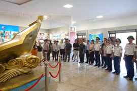 Đoàn công tác thăm nhà truyền thống đặc khu Cồn Cỏ (tỉnh Quảng Trị).