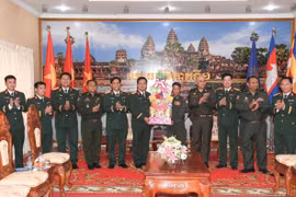 Binh đoàn 15 thăm, chúc Tết cổ truyền Chôl Chnăm Thmây tại Campuchia