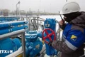 Công nhân điều chỉnh van tại trạm khí nén Slavyanskaya trên hệ thống đường ống dẫn khí đốt Nord Stream 2 của Tập đoàn Gazprom ở Ust-Luga, Nga. Ảnh: Getty Images/TTXVN