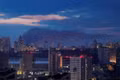 Khói bốc lên nghi ngút tại nội đô Kiev sau cuộc tấn công bằng tên lửa của Nga rạng sáng ngày 11-7. Ảnh: Reuters