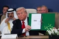 Tổng thống Mỹ Donald Trump ký thỏa thuận tại hội nghị thượng đỉnh về chấm dứt xung đột Gaza ở Ai Cập ngày 13-10. Ảnh: Reuters