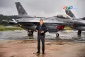Thủ tướng Ba Lan Donald Tusk đứng trước các máy bay chiến đấu F-16 của Không quân Ba Lan khi ông tổ chức họp báo về mối đe dọa từ UAV Nga tại Căn cứ Không quân Chiến thuật số 32 ở Lask, ngày 11 -9-2025. Ảnh: Reuters