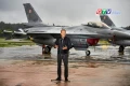 Thủ tướng Ba Lan Donald Tusk đứng trước các máy bay chiến đấu F-16 của Không quân Ba Lan khi ông tổ chức họp báo về mối đe dọa từ UAV Nga tại Căn cứ Không quân Chiến thuật số 32 ở Lask, ngày 11 -9-2025. Ảnh: Reuters