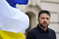 Tổng thống Ukraine Volodymyr Zelensky chờ đón Tổng thống CH Síp Nikos Christodoulides ngày 4-12-2025. Ảnh: Reuters