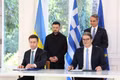 Tổng thống Ukraine Volodymir Zelensky và Thủ tướng Hy Lạp Kyriakos Mitsotakis chứng kiến lễ ký kết hợp tác giữa Công ty khí đốt tự nhiên nhà nước DEPA Emporias của Hy Lạp và Tập đoàn Naftogaz của Ukraine. Ảnh: AP