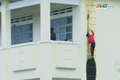 Học sinh leo trèo qua cầu thang thoát hiểm-trò chơi tiềm ẩn nhiều hiểm nguy 
