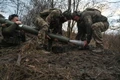 Binh sĩ Ukraine chuẩn bị hỏa lực. Ảnh: Reuters